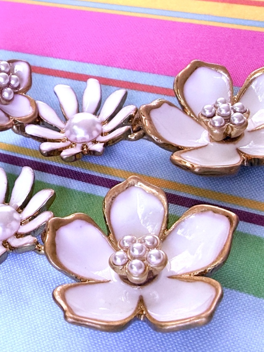 Oscar de la Renta Flower Earrings✨White Enamel Gold Floral ✨Triple Flower Dangle - Picture 16 of 17